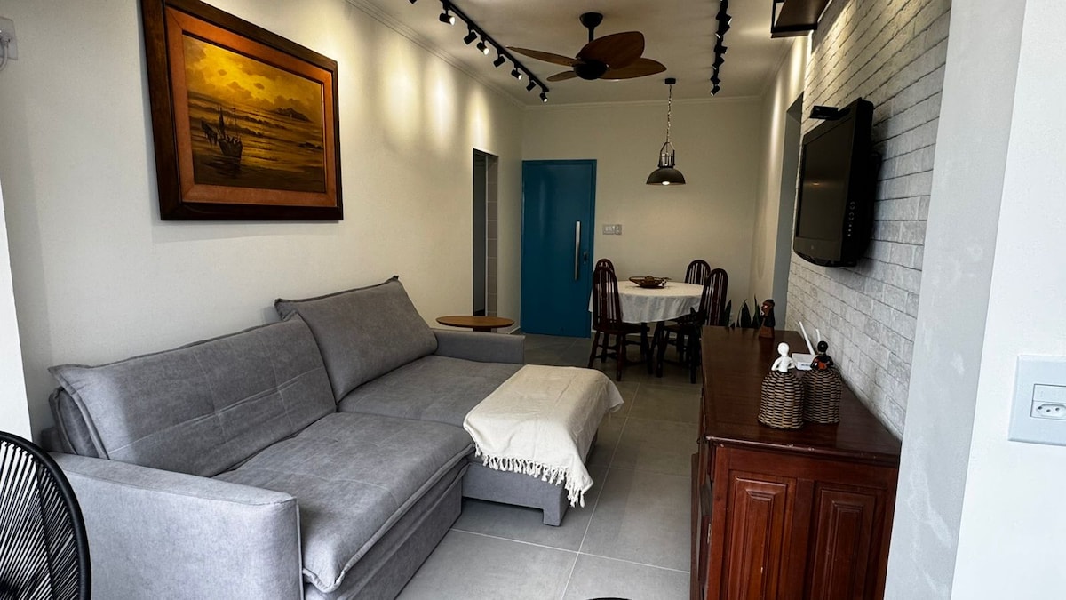 Airbnb em destaque: Beautiful P. Tombo Apartment with balcony 250m from the beach em Guarujá
