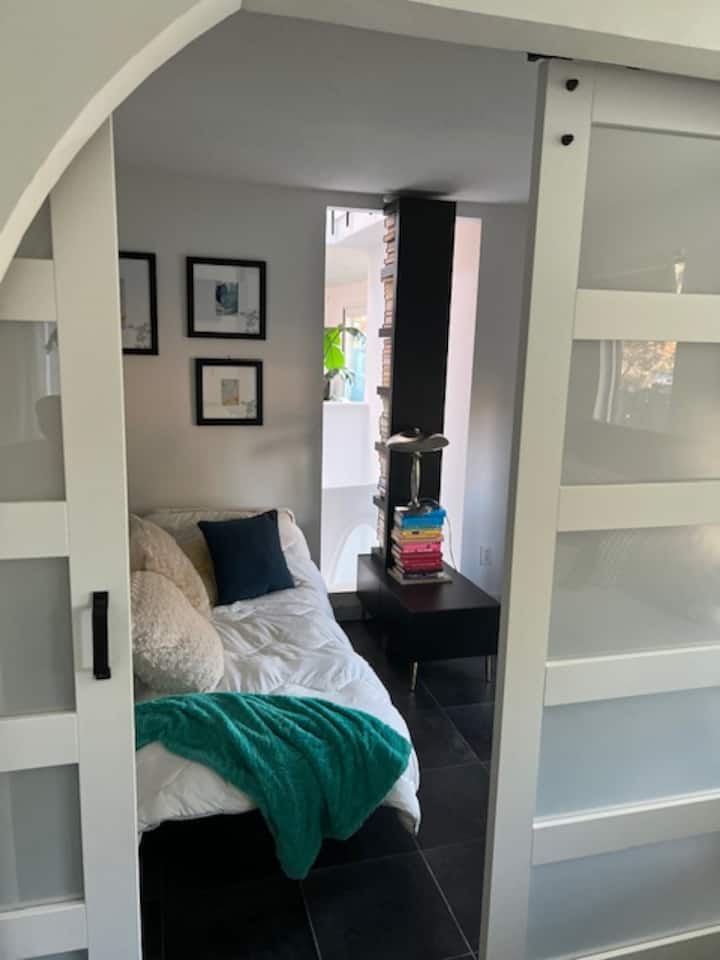 حجز غرفة، أريكة واحدة، تتسع لنوم واحد، مكتب على الحائط المقابل.