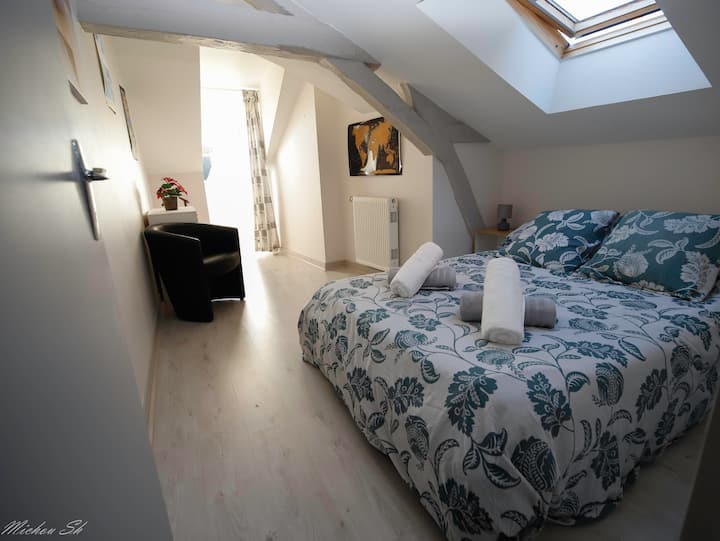 主卧配有双人床。
抵达后，您的床上会有毛巾。
在底部，可欣赏城堡景观。