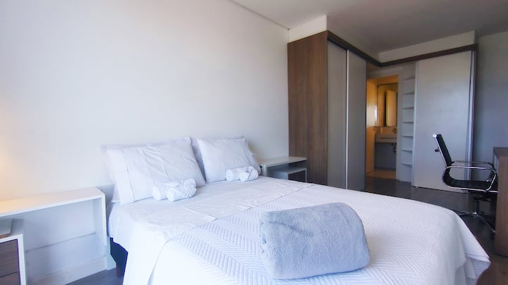 De suite is gezellig, met bed- en badlinnen, verduisteringsgordijnen. Het beschikt over airconditioning voor comfort, grote kasten voor organisatie en een ideale werkplek. Het uitzicht op zee zorgt voor een ontspannen en inspirerende sfeer.