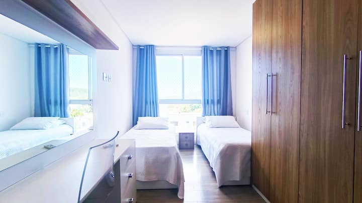 Gezellige kamer, met twee eenpersoonsbedden en bed- en badlinnen, gordijn met balckout. Uitgerust met airconditioning, grote kasten en een functionele werkplek, biedt het een prachtig uitzicht op zee. Ideaal om te ontspannen!