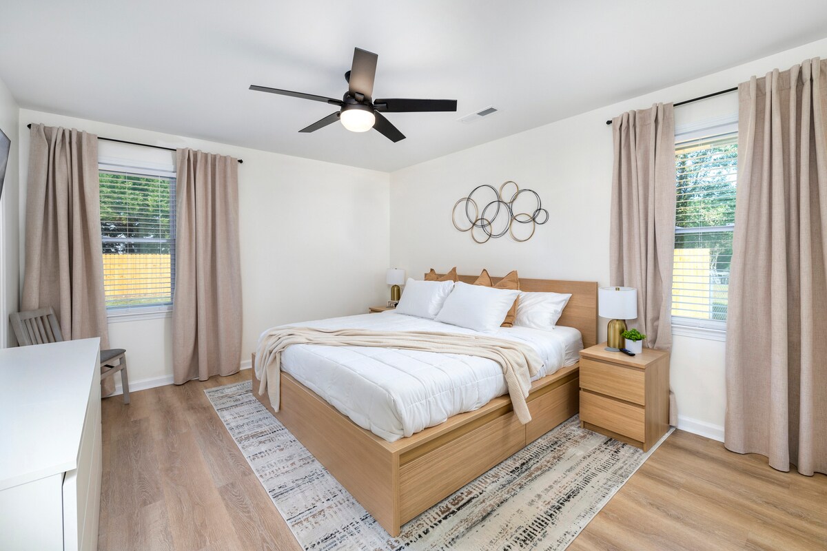 Главна спална соба со брачен кревет (широк 150-179 см) и сопствена бања, 55-инчен телевизор, целосно огледални врати од плакарот, во сеф во собата, меки и цврсти перници, дополнителна постелнина и ќебиња