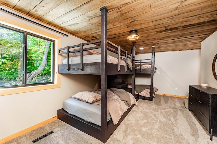 בחדר הקומתיים יש 4 מיטות זוגיות ושפע של מקום לשחק בו!