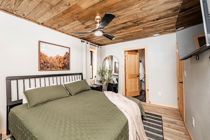 מיטת קינג סייז עם טלוויזיה בחדר מאפשרת למצוא תירוץ לישון בו בקלות!