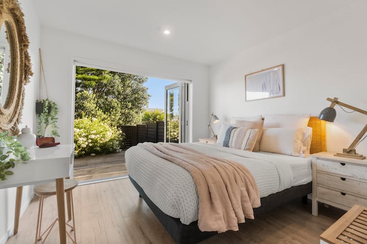 Spálňa 3 - s dvojitými skladacími dverami, ktoré sa otvárajú na slnečnú terasu