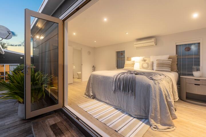 Spálňa 1: Hlavná spálňa s kalifornskou manželskou posteľou, šatníkom a vlastnou kúpeľňou s WC a umývadlom