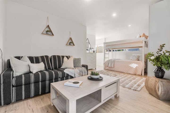 Izba Rumpus s poschodovou posteľou s TV a ďalšou rozkladacou posteľou. Tento priestor má vlastnú kúpeľňu a vedie do spální 4 a 5 (súkromné, ale bez dverí). Ideálne pre tínedžerov alebo deti. 