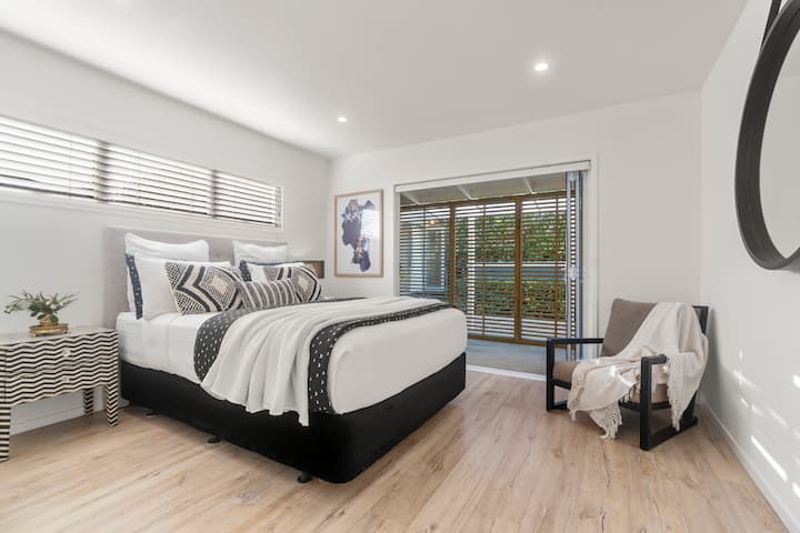 Spálňa 2: spálňa s manželskou posteľou a dvojitými skladacími dverami otvárajúcimi sa do bazéna