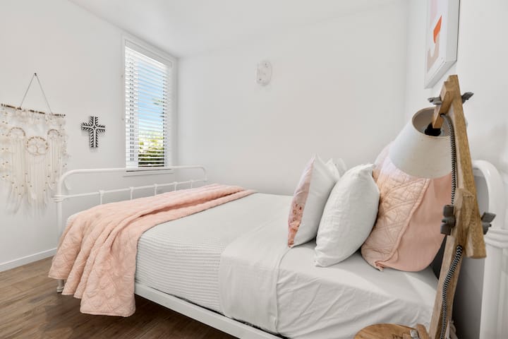 Spálňa 5 - kútik s manželskou posteľou Queen (poznámka súkromná, ale bez dverí) sa nachádza v izbe typu rumpus.