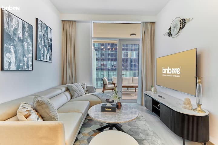 舒适的迷人起居空间，配备舒适的座椅和温馨的氛围。