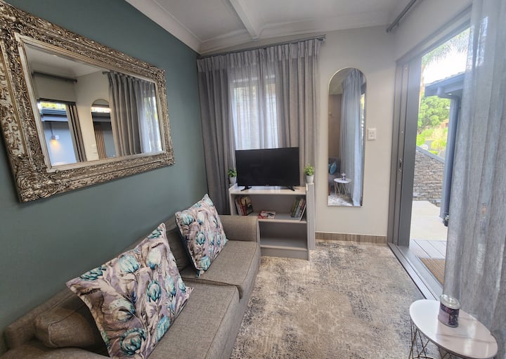 Overflowing Life 1 Bedroom Suite - Wellington, South Africa