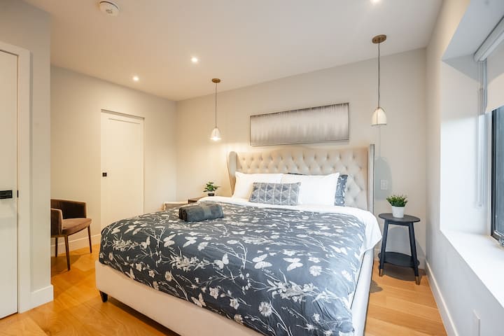 Повлечете се во пространата спална соба со луксузен брачен кревет, совршен за мирен ноќен сон. Создадени за удобност, ќе се разбудите освежени и подготвени за денот.