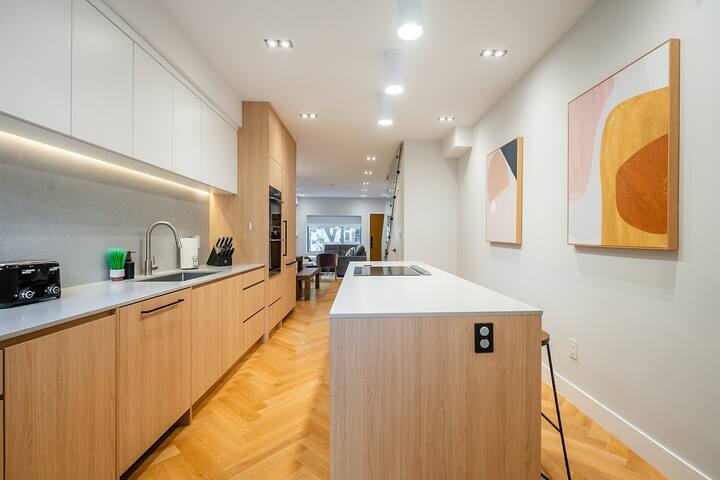 Beautifully Designed 4BR House – Sleeps 8! gallery image 4