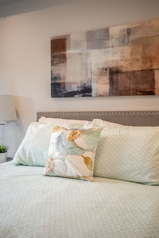 Beautifully Designed 4BR House – Sleeps 8! gallery image 3