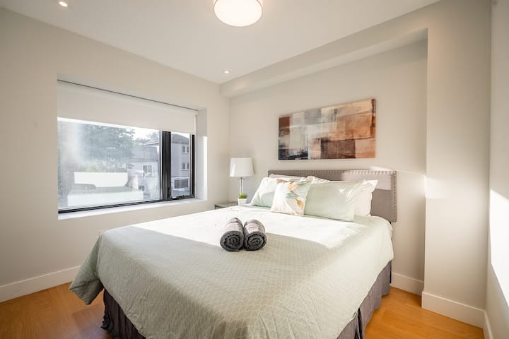 Уживајте во спокојството на големата спална соба, во комплет со брачен кревет (широк 150-179 см) за целосна релаксација.