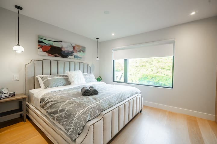 Опуштете се во великодушната спална соба со луксузен брачен кревет. Тоа е совршено опкружување за мирна ноќ, осигурувајќи се дека ќе се разбудите освежени и наполнети.