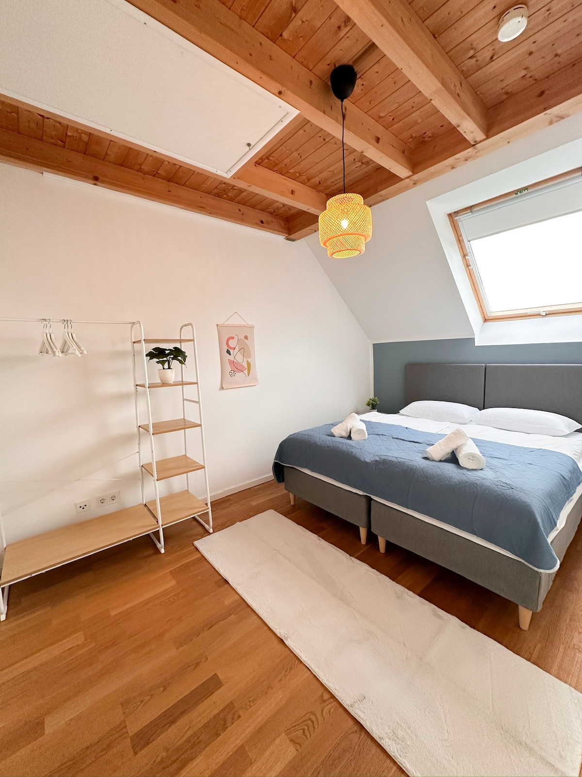 سريران منفردان صندوقي 90 سم، يمكن دفعهما معًا بمرونة أو تفريقهما حسب الرغبة.