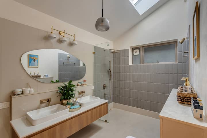 Full bathroom 1 image 2