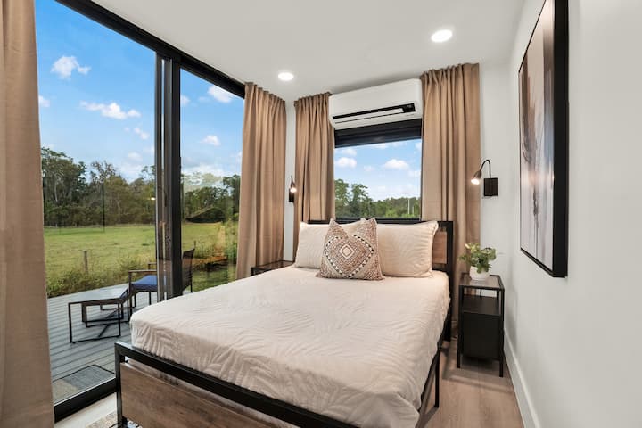 מיטה בגודל מלא עם מיטה אנטי - אייג'ינג. טכנולוגיית הבריאות הגדולה ביותר בעולם בשנת 2024 הוכיחה את עצמה כמסייעת בהפחתת דיכאון, חרדה ולחץ. 