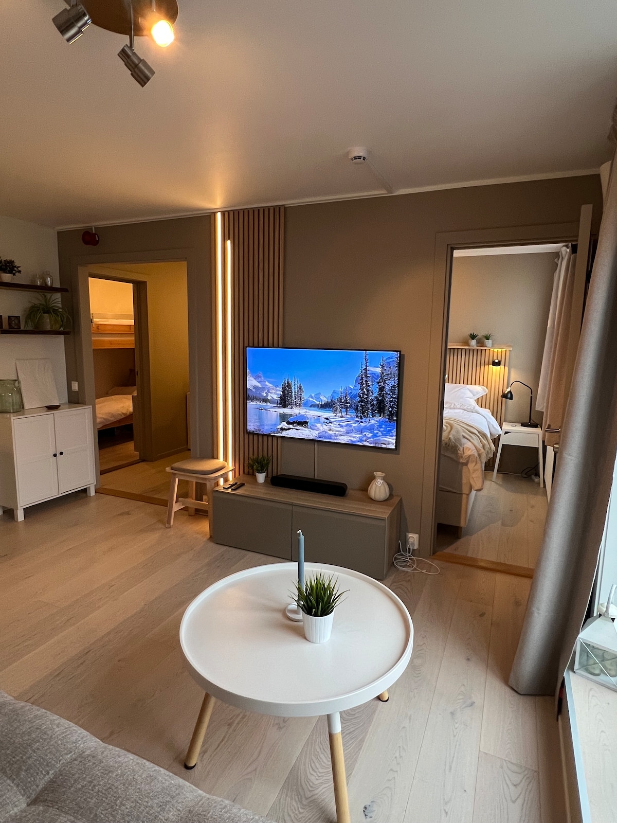 Sebule ina televisheni mahiri na mfumo wa sauti wa Sonos. Sofa inaweza kuwekwa kikamilifu na kutumiwa kama kitanda cha sofa - au kwa ajili tu ya sehemu ya ziada na starehe. 