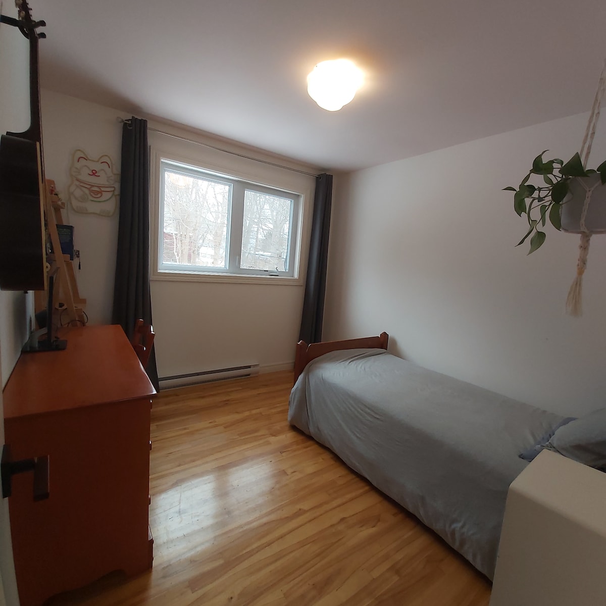 საძინებელი ზემო სართულზე, სახლის უკანა ნაწილში (სურათზე ერთადგილიანი საწოლია, ორადგილიანი საწოლი სხვა სურათზეა ნაჩვენები)