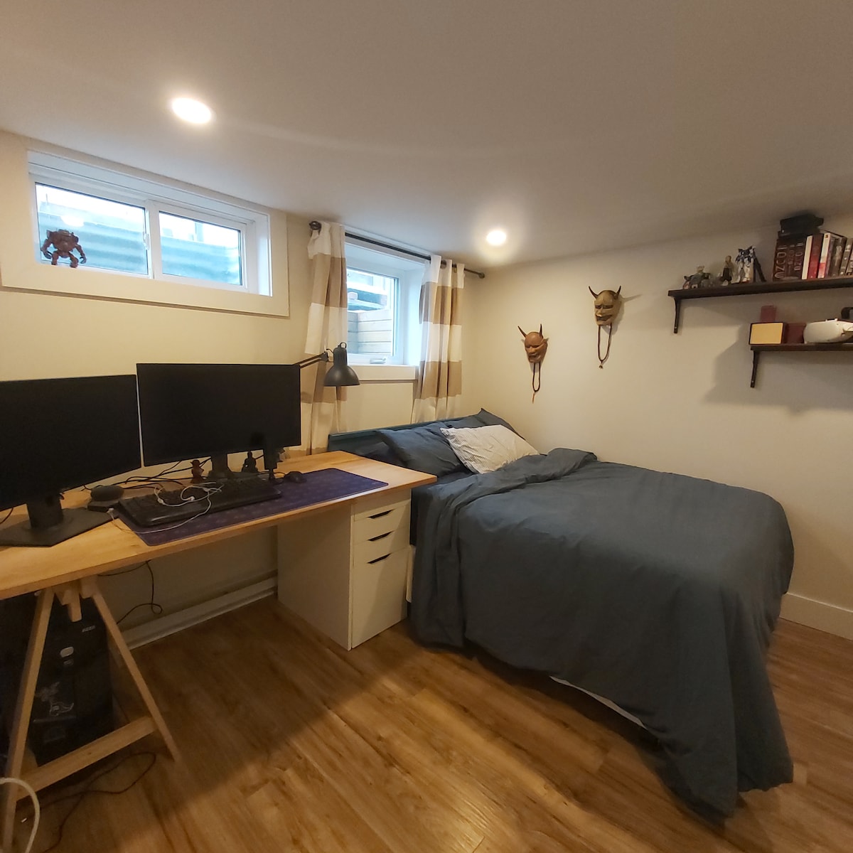 ქვემოთ, სახლის უკანა მხარეს მდებარე საძინებელი