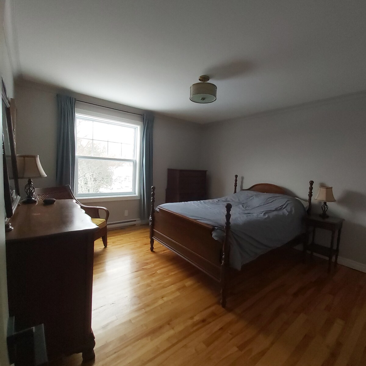 საძინებელი 1 ზემო სართულზე, სახლის წინა მხარეს