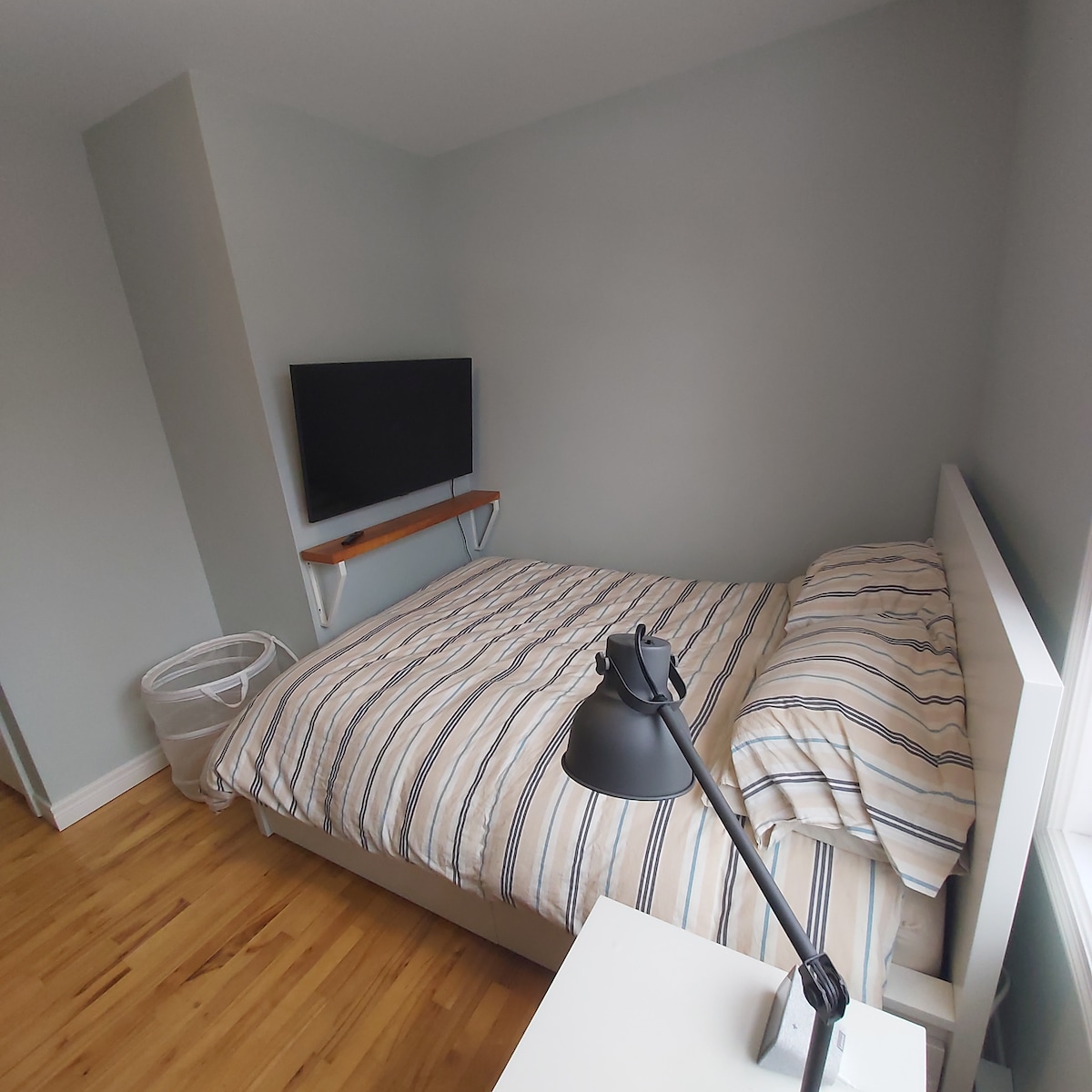 საძინებელი ზემო სართულზე (სახლის წინა ნაწილში)