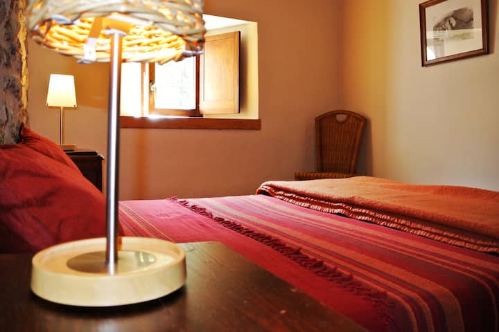 La habitación con cama doble