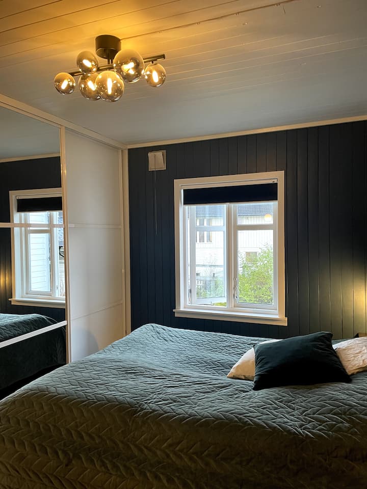 Dhoma kryesore e gjumit ka një krevat dopio të madh dhe të gjerë me chalry të lartë. 

Mundësia e ruajtjes së rrobave.