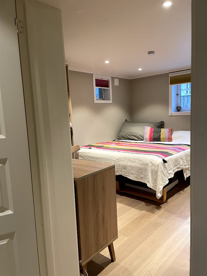 Dhomë gjumi e bollshme në katin e poshtëm me krevat dopio të rehatshëm dhe të madh., mundësi për ruajtjen e rrobave. 

Ka gjithashtu një televizor 60 inç që mund ta përdorësh, si dhe një përzgjedhje të konzolave të lojërave që fëmijët (ose të rriturit) mund t 'i përdorin sipas dëshirës.