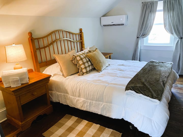 Cowboy's Loft, Rustic 2 Bedroom - Front Royal, VA