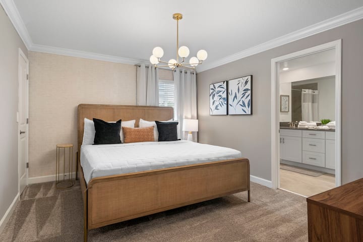 Опуштете се во нашиот брачен апартман, совршен рај за опуштање по долгиот ден во тематските паркови.