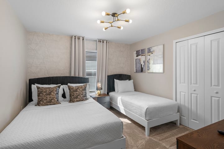 Уживајте во најдобрата удобност во нашата соба на вториот кат, со 1 брачен кревет (широк 150-179 см) и брачен кревет (широк 180-179 см), создавајќи идеален простор за релаксирачки денови.