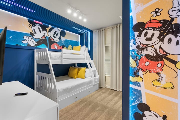 Пренесете ги вашите малечки во магичниот свет на Мики и Мини во оваа волшебна спална соба со кревет на спрат (целосна големина и големина на близнак). Украсен со прекрасни декорации инспирирани од саканиот цртан филм, овој простор ќе ја запали нивната имагинација