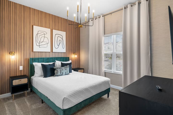 Откријте ја брачната соба украсена со елегантен и модерен декор, нудејќи удобно засолниште.