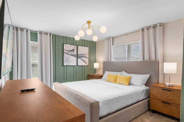 Најдете спокојство во нашата брачна спална соба, каде што просторноста и удобноста се комбинираат за да создадат спокојно место за одмор.