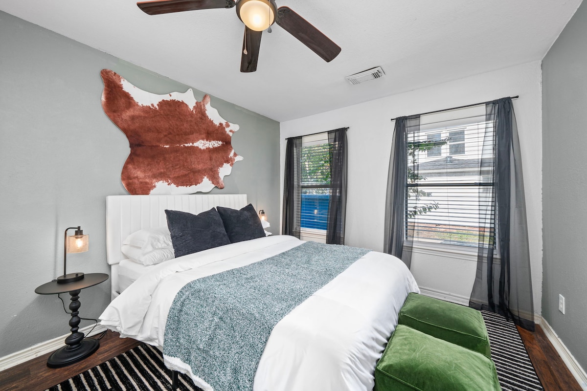 La chambre 4 dispose d'un lit queen size moelleux et de stores obscurcissant la chambre, créant un espace serein et reposant pour une excellente nuit de sommeil.