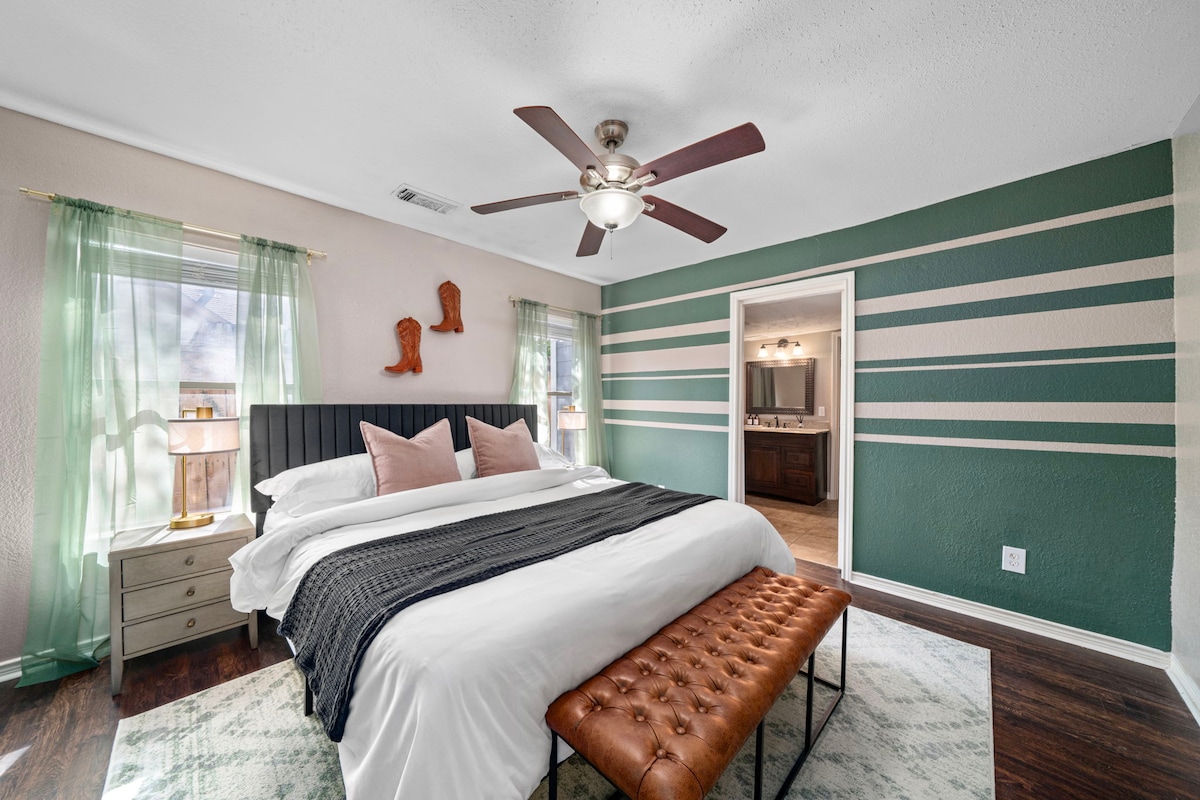 La chambre principale dispose d'un ventilateur de plafond et d'une salle de bain attenante privée, offrant confort et commodité pour un séjour reposant.