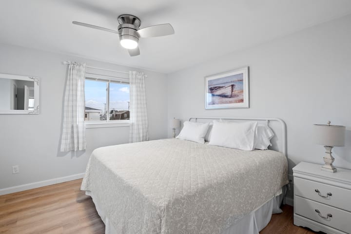 Dhoma e gjumit 1 ndodhet në katin e dytë dhe është e pajisur me një krevat dopio "king".