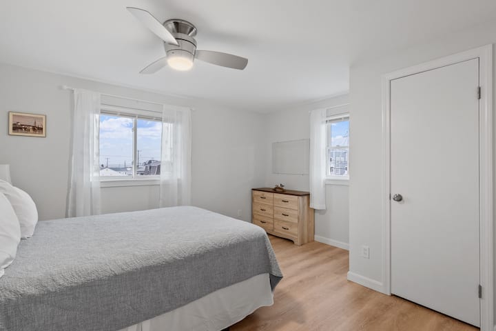 Dhoma e gjumit 2 ka një krevat dopio "queen" dhe ndodhet në katin e dytë.