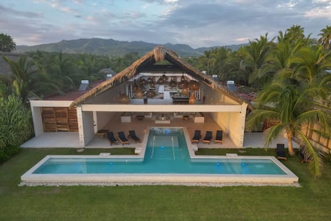 Stunning 10Bdrm Beachfront House