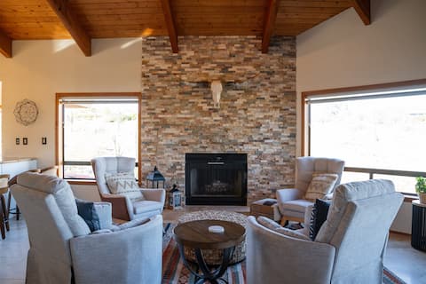 Popular Airbnb listing: Southwestern Desert Escape/Pool/Hot Tub/Sleeps 12 in Fountain Hills