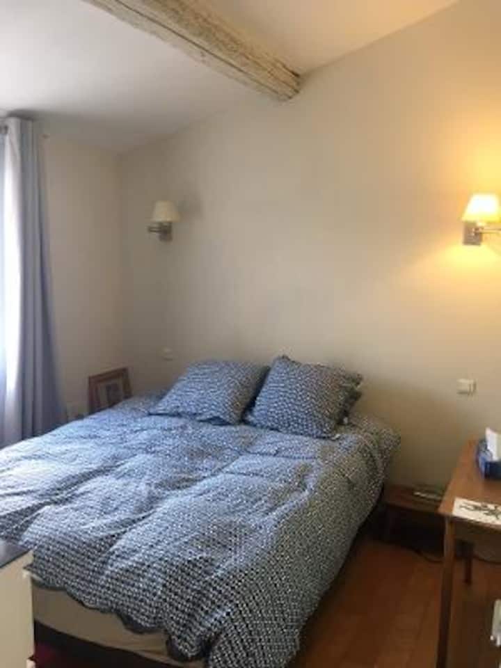 La habitación principal se encuentra en el callejón sin salida. La cama es de 160 x 200.