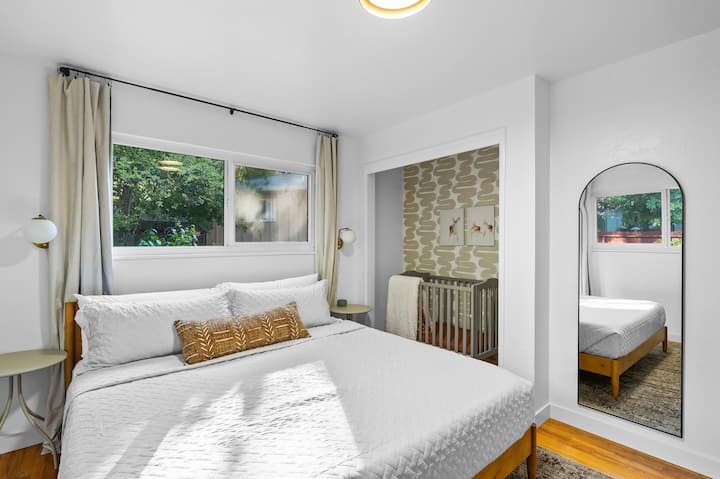 Cama tamaño king y rincón de la guardería en el dormitorio principal: el mini-criptor tiene ruedas para moverse a cualquier habitación o se pliega si no es necesario. 
