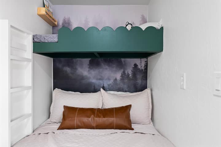 The Forest Room: no es realmente una habitación, esta cama tamaño queen con loft para niños está escondida dentro de una alcoba junto al comedor. ¡Las 4 paredes y la cortina para cubrir la abertura del tamaño de la puerta le dan a este espacio mucha privacidad!