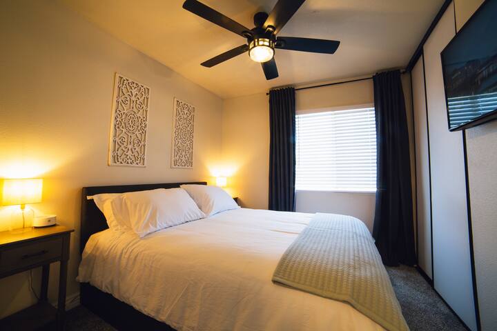 חדר שינה למעלה 3 עם וילונות האפלה, מזרן Queen Size Beautyrest Black Hybrid Plus, מיטת אחסון, טלוויזיה חכמה ומאוורר תקרה בשלט רחוק