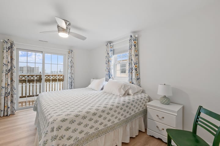 Спалня 1 разполага с голямо двойно легло и плъзгаща се врата към балкона на втория етаж.