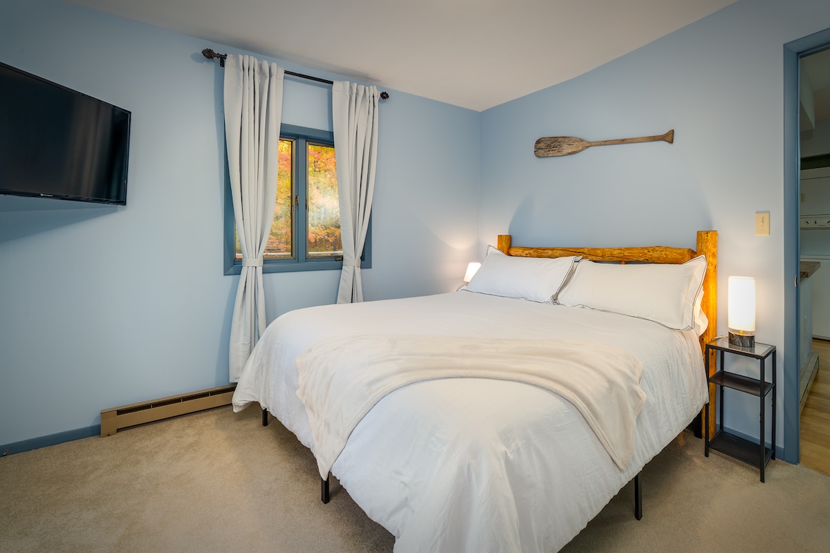 El dormitorio principal cuenta con un cómodo y acogedor colchón tamaño king. 