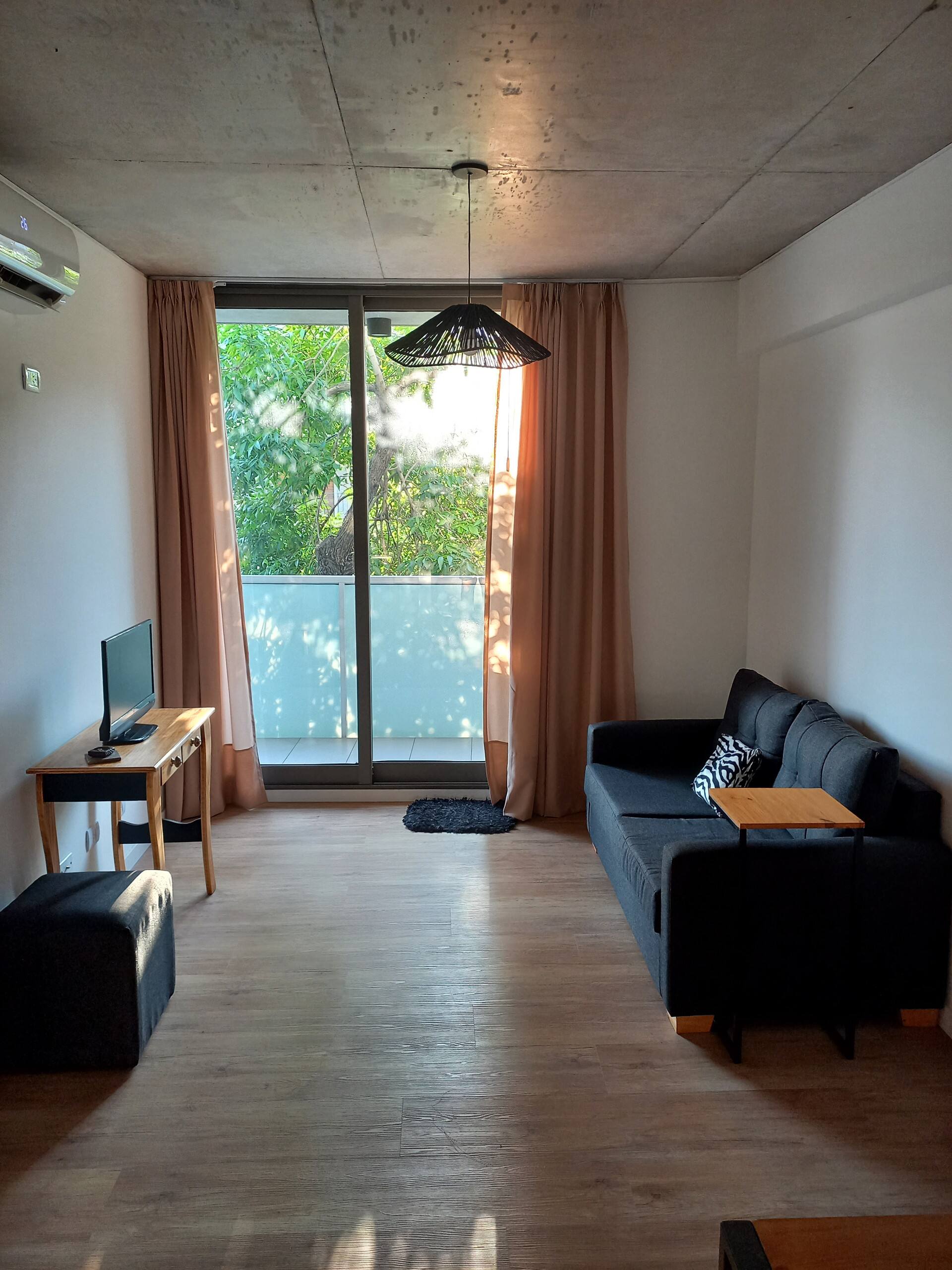 Apartamento de 2 dormitórios com varanda e piscina compartilhada em Barracas